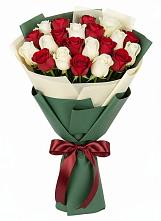 Букет Микс из красных и белых роз в Чекмагуше