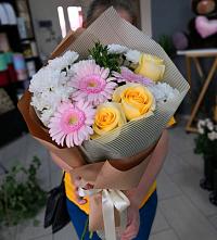Букет цветов из:  Герберы, Розы и Хризантемы в Чекмагуше