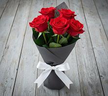 Букет 5 Красных роз Эдлесс Лав в Чекмагуше